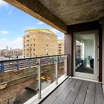 Canary Chic 2 Bedroom Apartment With Marina Views