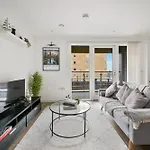 Canary Chic 2 Bedroom Apartment With Marina Views