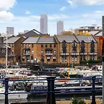 Canary Chic 2 Bedroom Apartment With Marina Views
