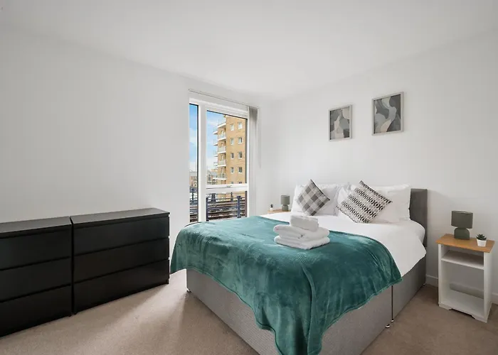 Canary Chic 2 Bedroom Apartment With Marina Views