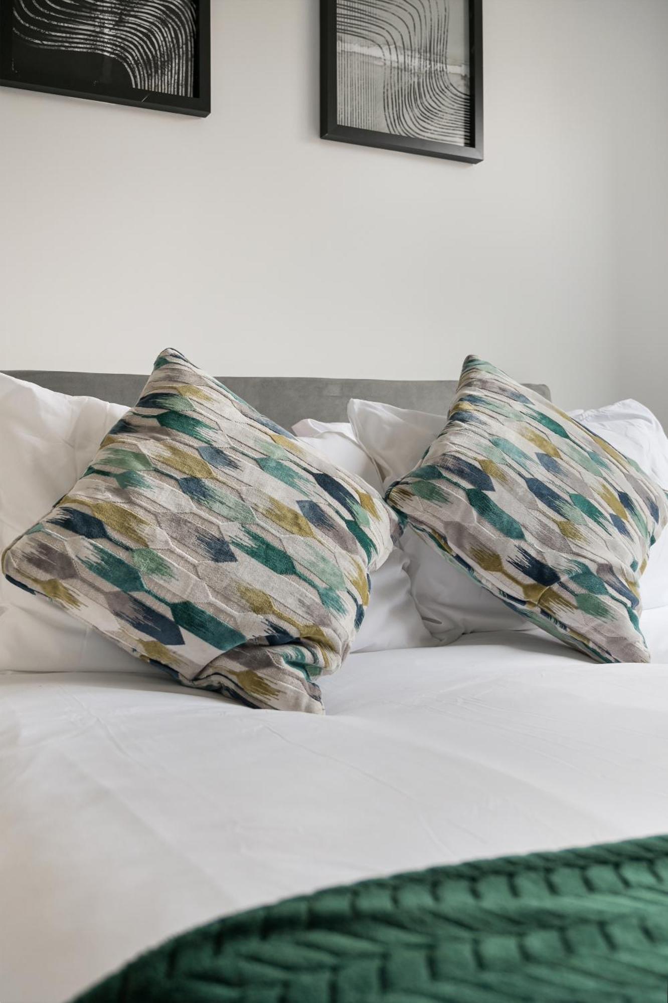 Canary Chic 2 Bedroom With Marina Views *